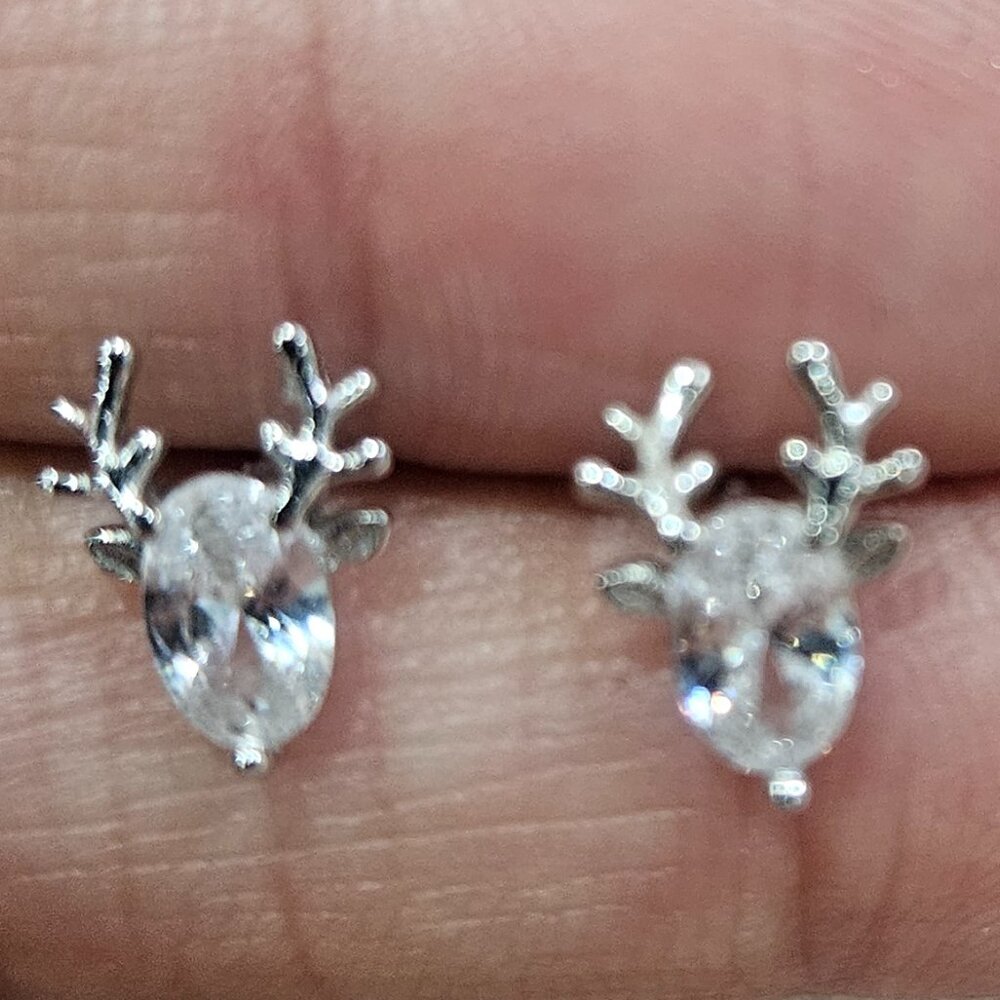 Elegant Reineer Crystal Stud Earrning